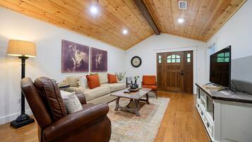 智能电视、壁炉、书