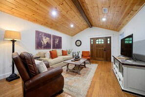 Smart TV, fireplace, books - Secluded 4 bedroom farmhouse nestled on 8 acres with large lawn and oak trees.  (Broken Bow)