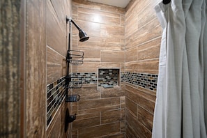 Ensemble douche/baignoire, sĂšche-cheveux, serviettes fournies, savon