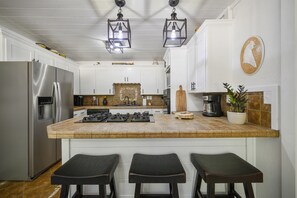 Fridge, microwave, oven, stovetop - Secluded 4 bedroom farmhouse nestled on 8 acres with large lawn and oak trees.  (Broken Bow)