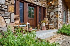 Terrace/patio - Secluded 4 bedroom farmhouse nestled on 8 acres with large lawn and oak trees.  (Broken Bow)