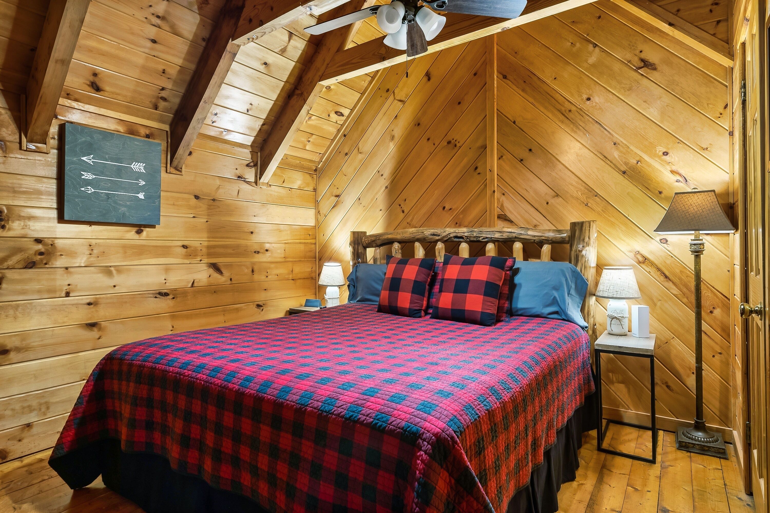 Walk to Parkway - Log Cabin - Game Room - Hot Tub