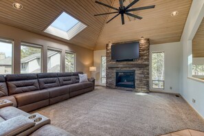 Smart TV, fireplace, DVD player, stereo