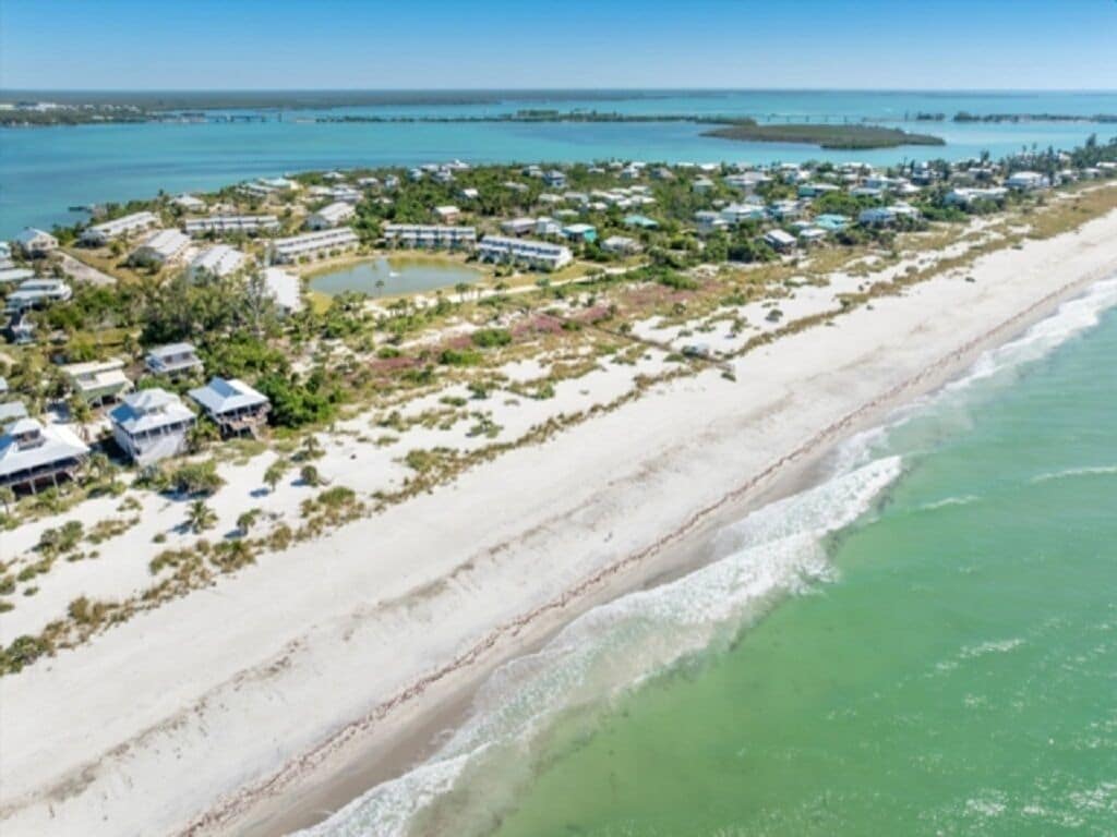 Na praia, espreguiçadeiras, toalhas de praia 