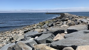 Nær stranden, solsenger og strandhåndklær