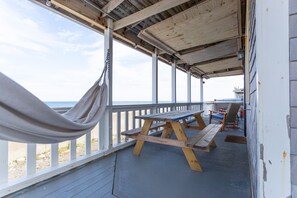 Outdoor dining - Waterfront home for family getaways (Scituate)