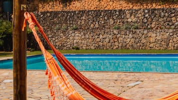 Utomhuspool och solstolar