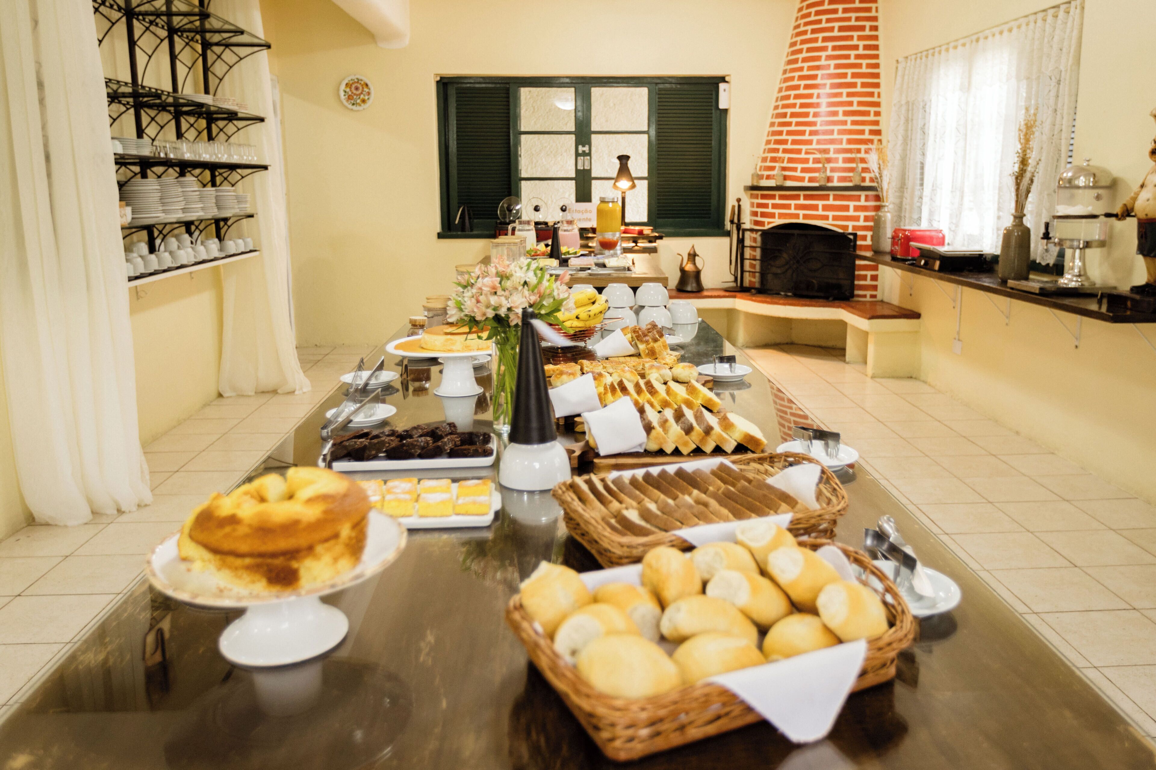 Een buffet met diverse gerechten en een bakoven op de achtergrond.