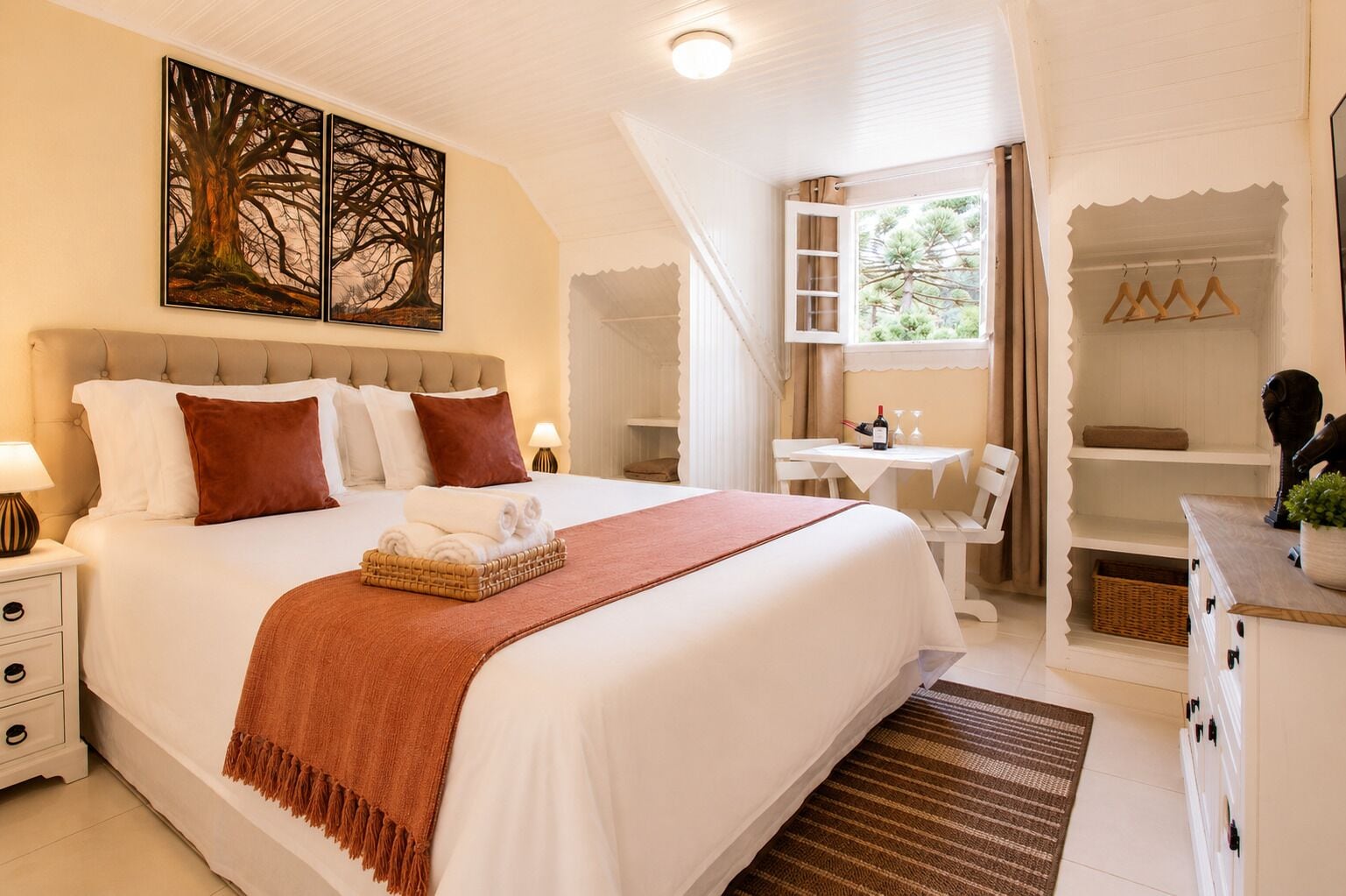 Family Suite | Minibar, WiFi (free), bed sheets