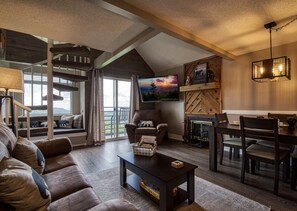 Smart TV, caminetto, videogiochi, videoteca