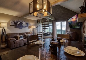 Dining - Indoor Pool & 2 Indoor Hot Tubs & Heated Outdoor Pool &! Near GSMNP! Renovated! (Gatlinburg)