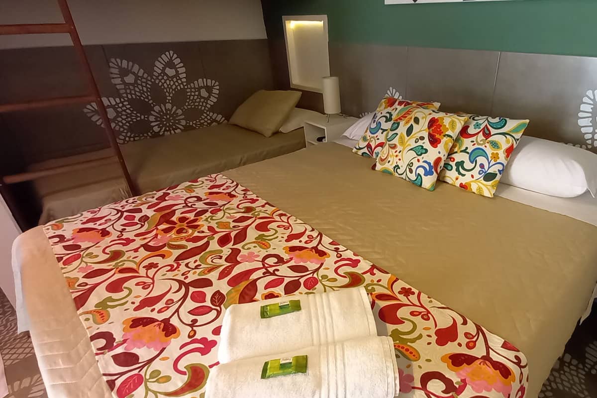 Kamar Quadruple Ekonomi | Tirai kedap cahaya dan Wi-Fi gratis