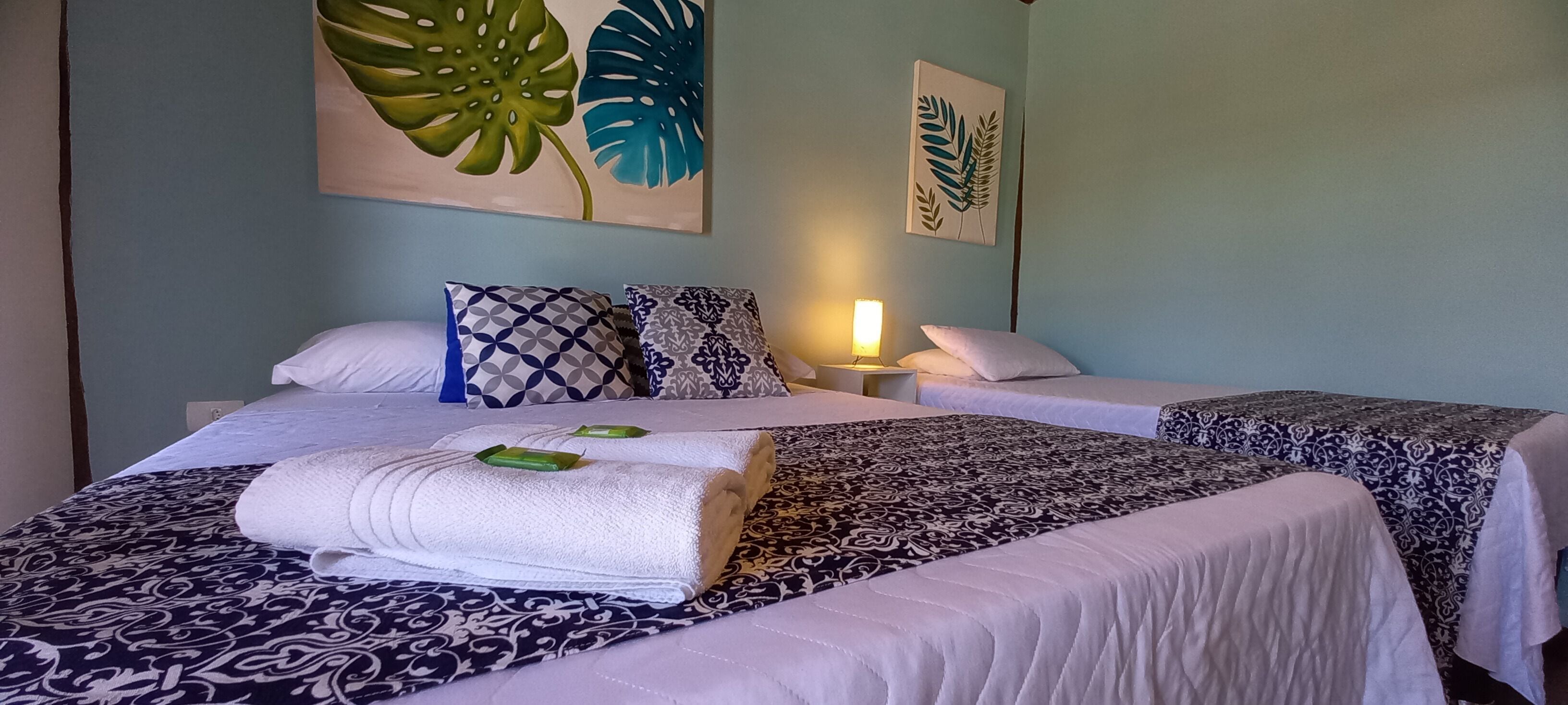 高级三人房 | 遮光窗帘、免费 WiFi