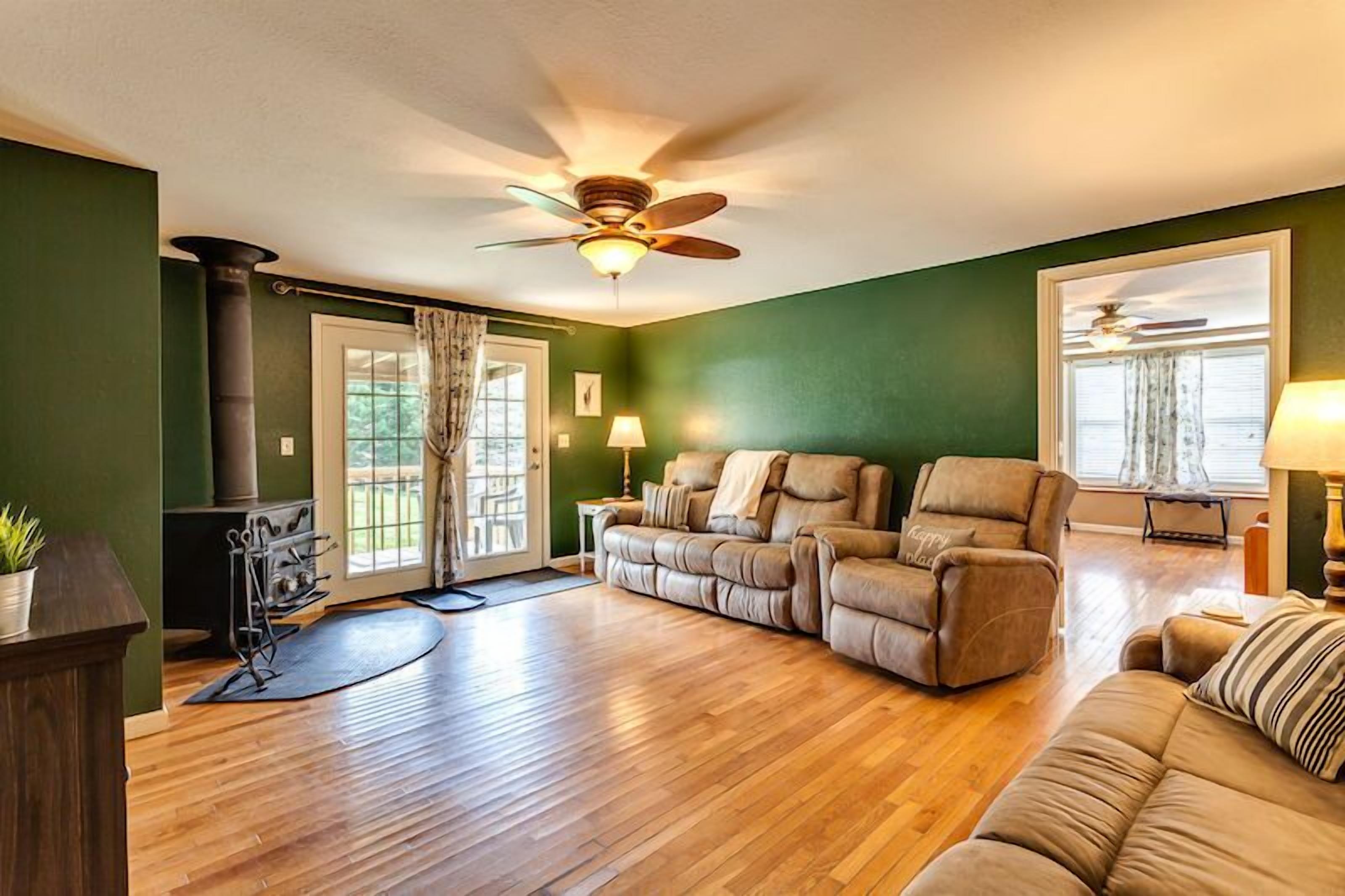 電視、壁爐、DVD 播放機