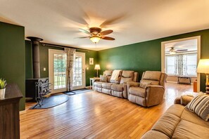 Televisión, chimenea y reproductor de DVD