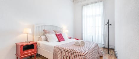1 bedroom, desk, internet, bed sheets