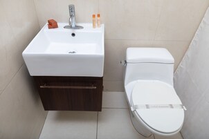 Standard Double Room Single Use | Bathroom | Bathtub, towels