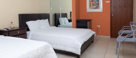 Standaard driepersoonskamer | Gratis wifi, beddengoed, rolstoeltoegankelijk