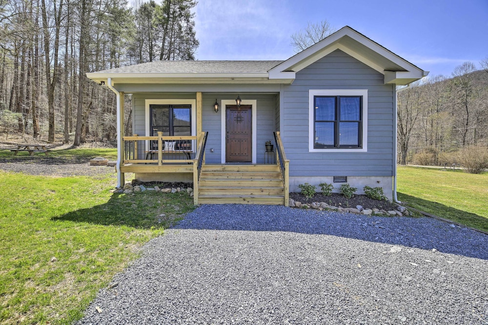 Cozy Damascus Cottage w/ Outdoor Amenities