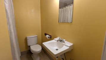 Ensemble douche/baignoire, articles de toilette gratuits
