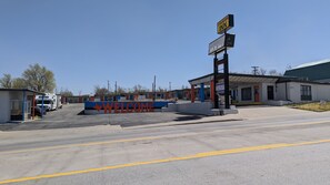 Front of property - Canadian Inn (Canadian)