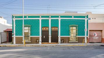 Vista frontal de la propiedad