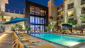 Una piscina al aire libre, una piscina climatizada