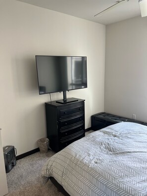 2 habitaciones, escritorio, tabla de planchar con plancha y wifi gratis