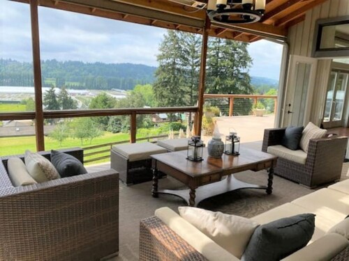 Woodinville Wine Country Tuscan/Chateau Style Home w/ Winery. Wines by appt.