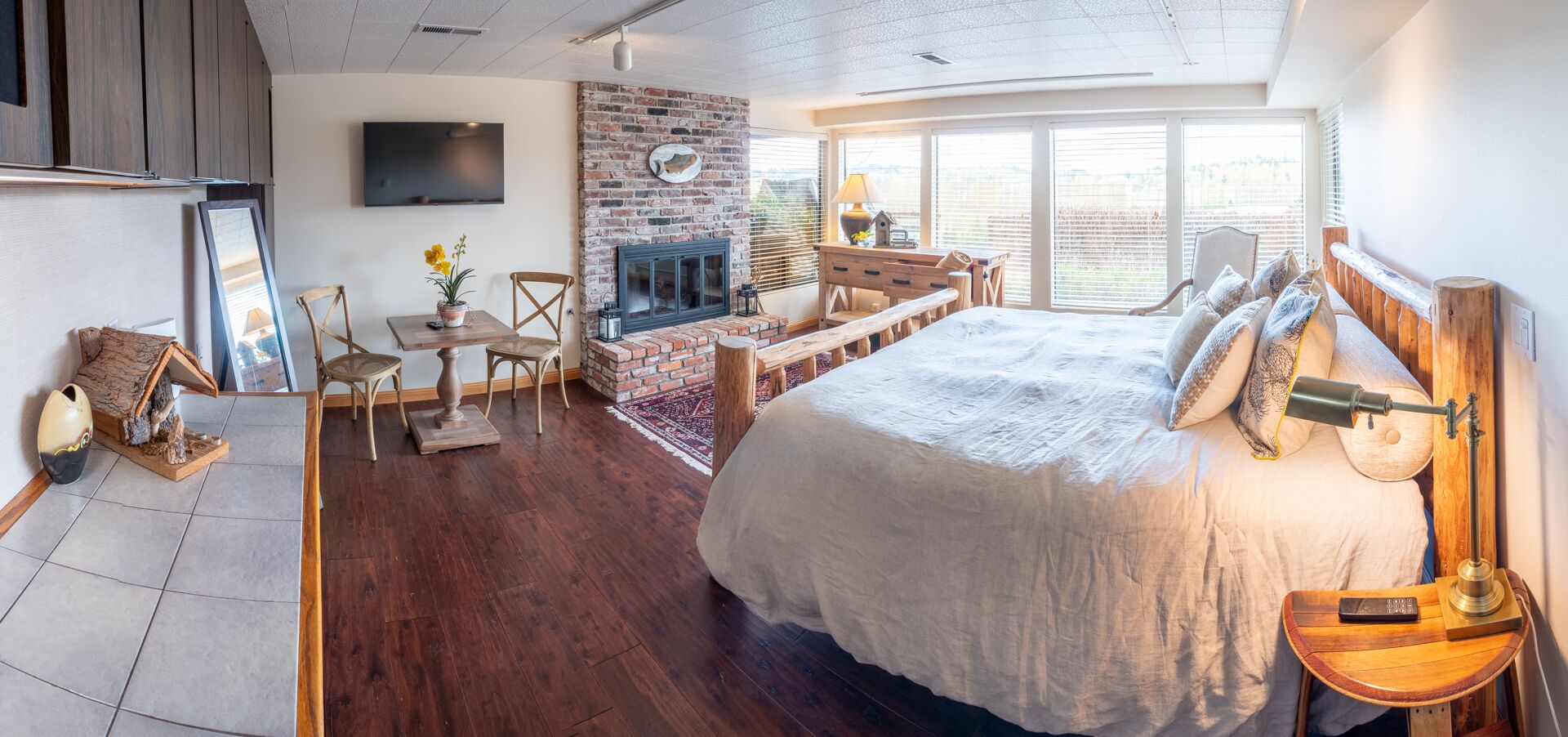 5 bedrooms, desk, iron/ironing board, free WiFi. Woodinville Wine Country Tuscan/Chateau Style Home w/ Winery. Wines by appt.