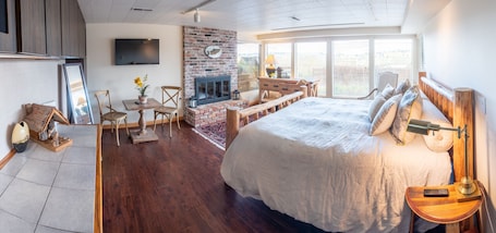 5 bedrooms, desk, iron/ironing board, free WiFi. Woodinville Wine Country Tuscan/Chateau Style Home w/ Winery. Wines by appt.