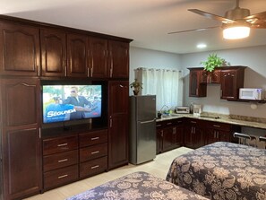 Refrigerador, microondas, horno y cafetera y tetera 