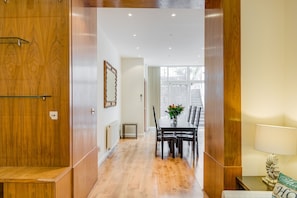 Dining - Luxurious lower ground Floor, Large 3 bedroom flat (London)