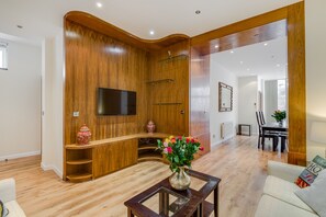 TV - Luxurious lower ground Floor, Large 3 bedroom flat (London)