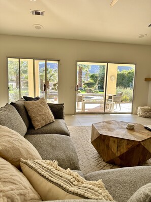 Smart TV, chimenea y libros 