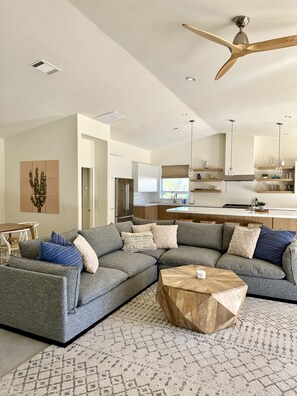 Smart TV, chimenea y libros 