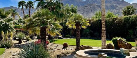 Een buitenzwembad en een verwarmd zwembad