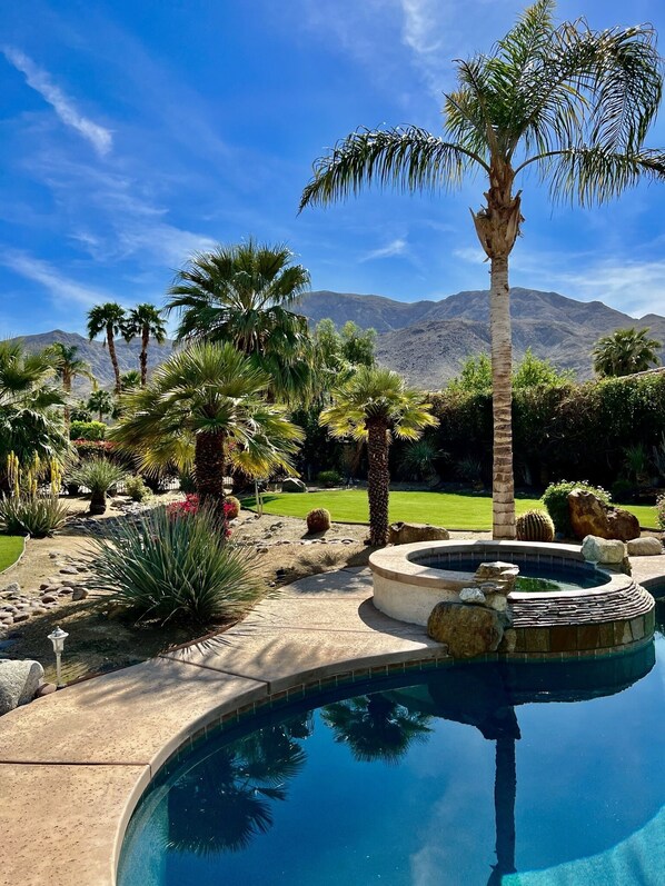 Alberca al aire libre y alberca climatizada