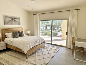 3 slaapkamers, een bureau, een strijkplank/strijkijzer, reisbedje