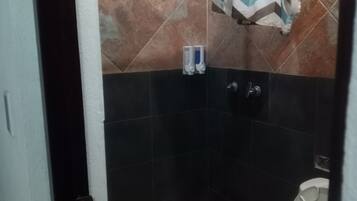 Habitación estándar | Baño | Toallas y shampoo