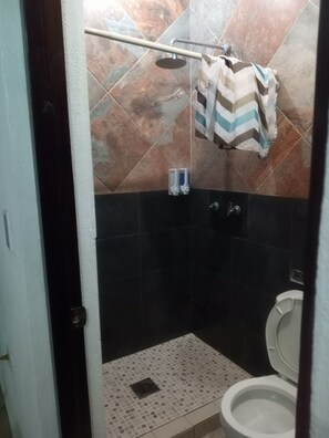 Quarto standard | Banheiro | Toalhas de banho, shampoo