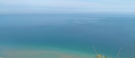 Ranta lähistöllä, aurinkotuoleja