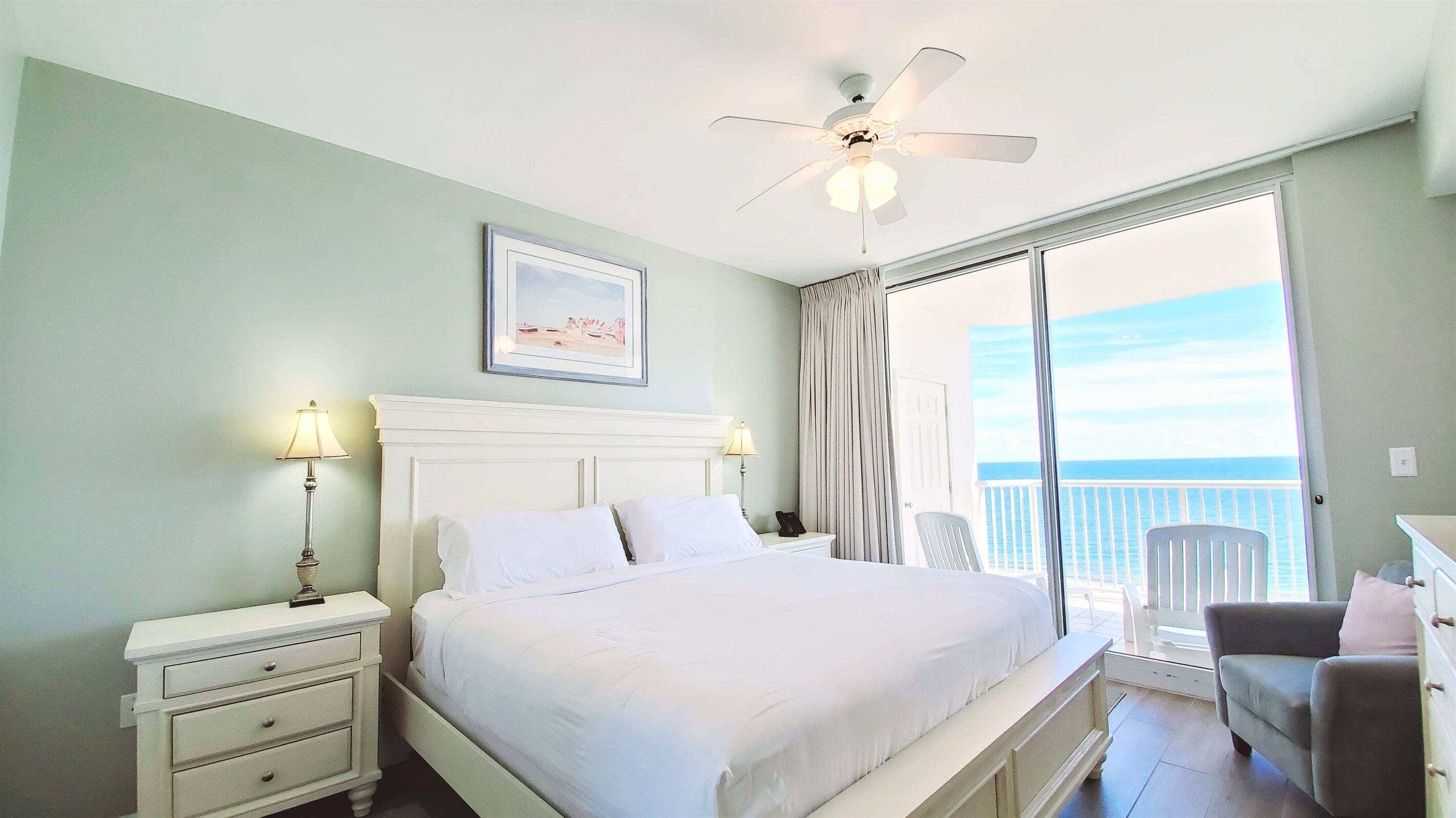 2 quartos, escrivaninha, ferros/tábuas de passar roupa