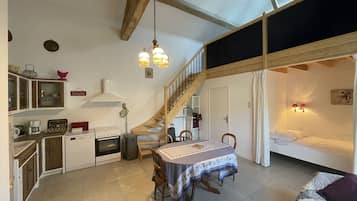 2 makuuhuonetta, silitysrauta/-lauta, vauvan matkasänky, ilmainen Wi-Fi