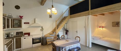 2 habitaciones, tabla de planchar con plancha y cuna de viaje