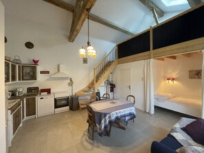 2 bedrooms, iron/ironing board, travel cot, free WiFi - 2 Bedroom Apartment in Beynost (Beynost)