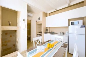 Jääkaappi, mikroaaltouuni, liesi