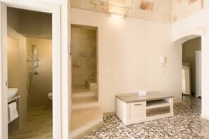 Dusche, Haartrockner, Handtücher, Toilettenpapier