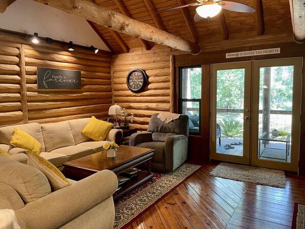 Smart-tv, eldstad, böcker och en stereo