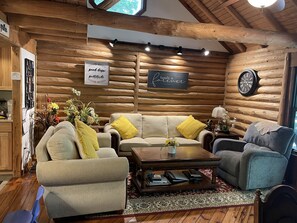 Smart-tv, eldstad, böcker och en stereo